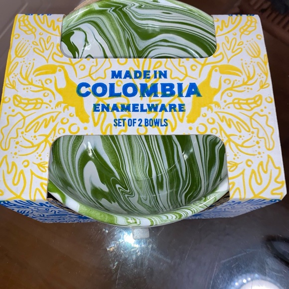 Enamelware Set of 2 Hand-Painted Bowls 3" High x 6.5" Wide Made in Columbia - Picture 4 of 10